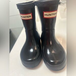 Hunter Yourh size black rubber boots. Toddler size 5B 6G. Excellent condition!